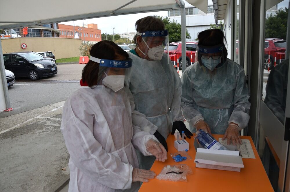 Cagliari, tamponi rapidi al Businco con l’ok del medico o del pediatra: “Così elimiamo le code”