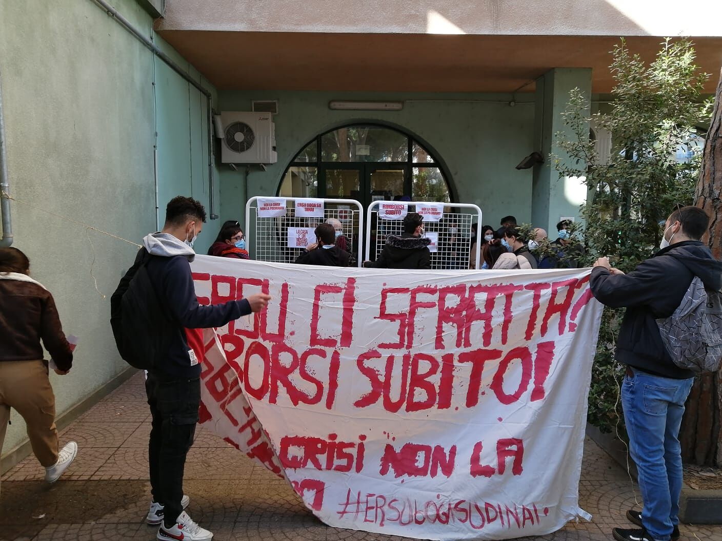 Centinaia di beneficiari senza alloggi, studenti in rivolta a Cagliari: occupata la mensa di via Trentino