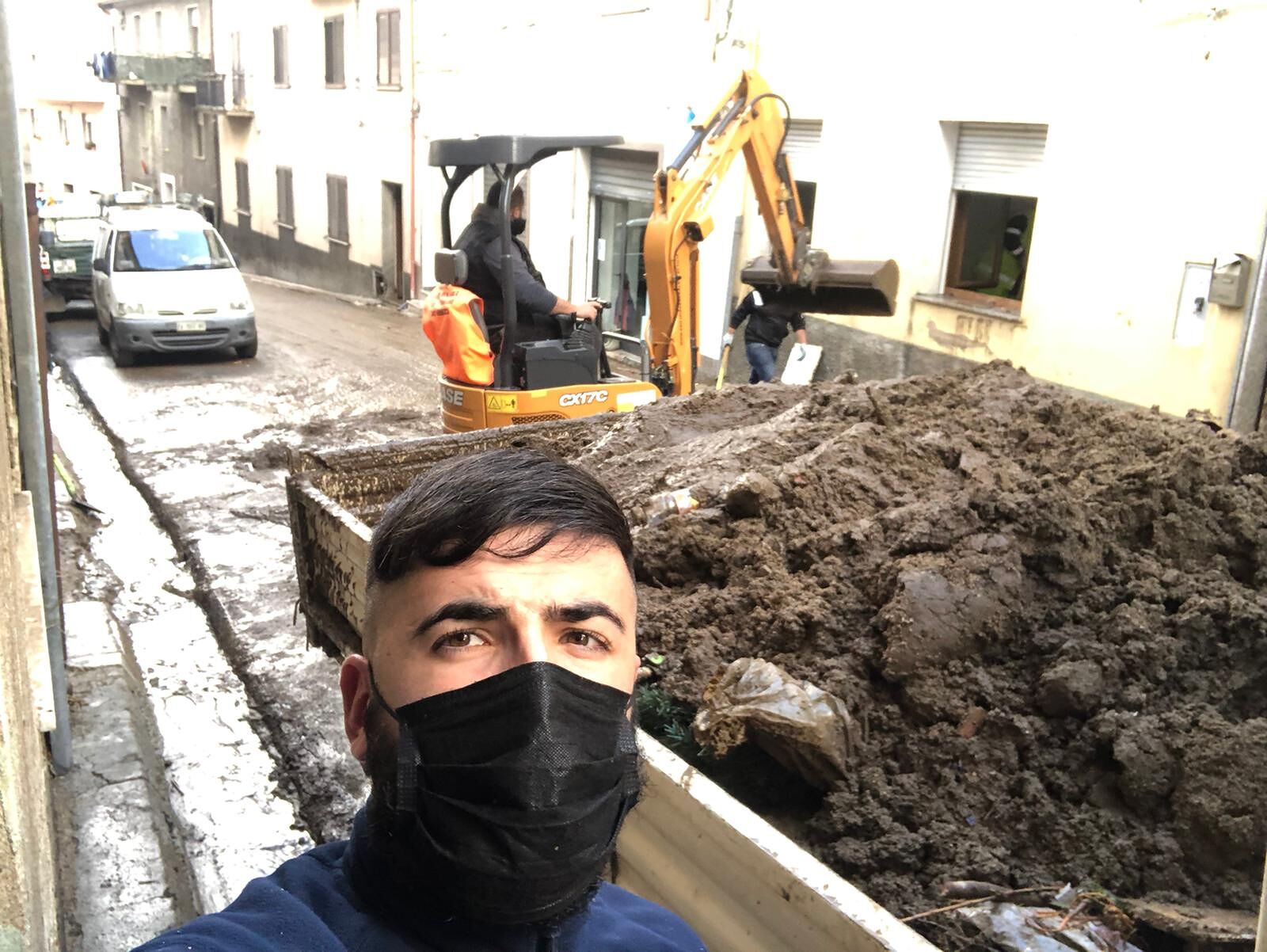 La scelta di Daniele, barista di Gairo: “A Bitti con pale e scope per aiutare la popolazione” 