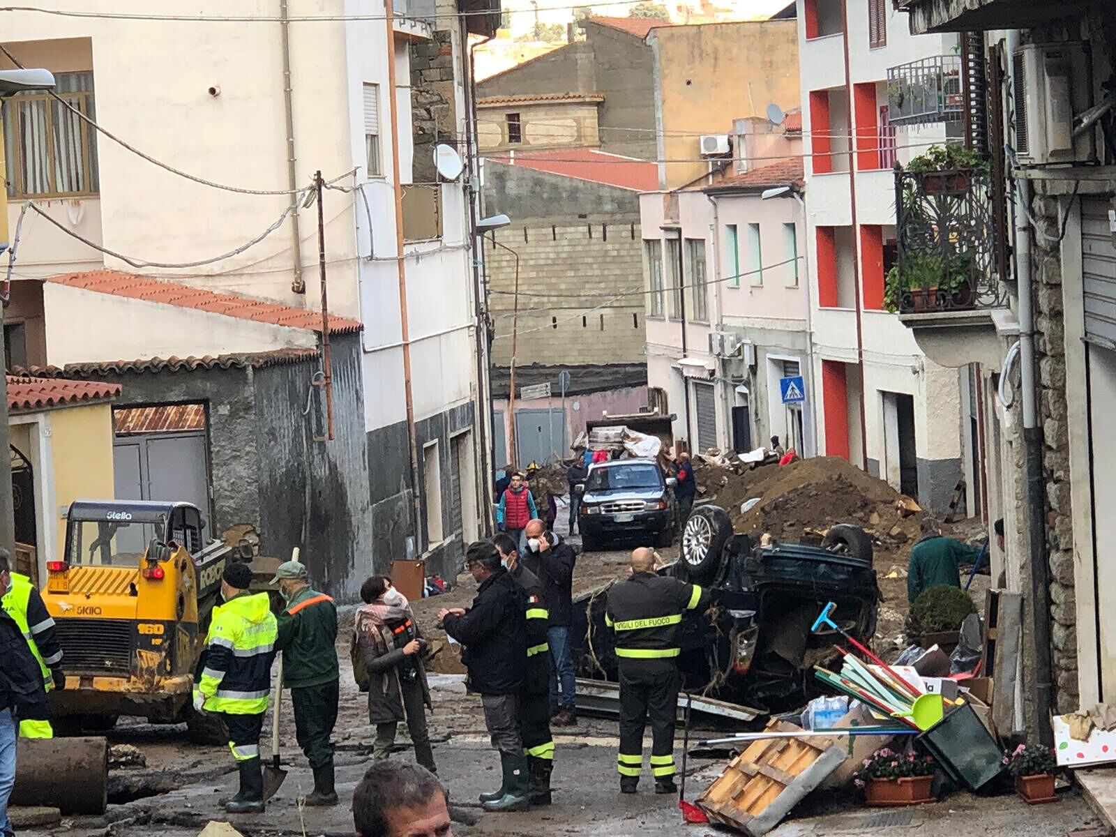 Bitti in ginocchio, volontari da tutta la Sardegna per spalare fango e detriti 