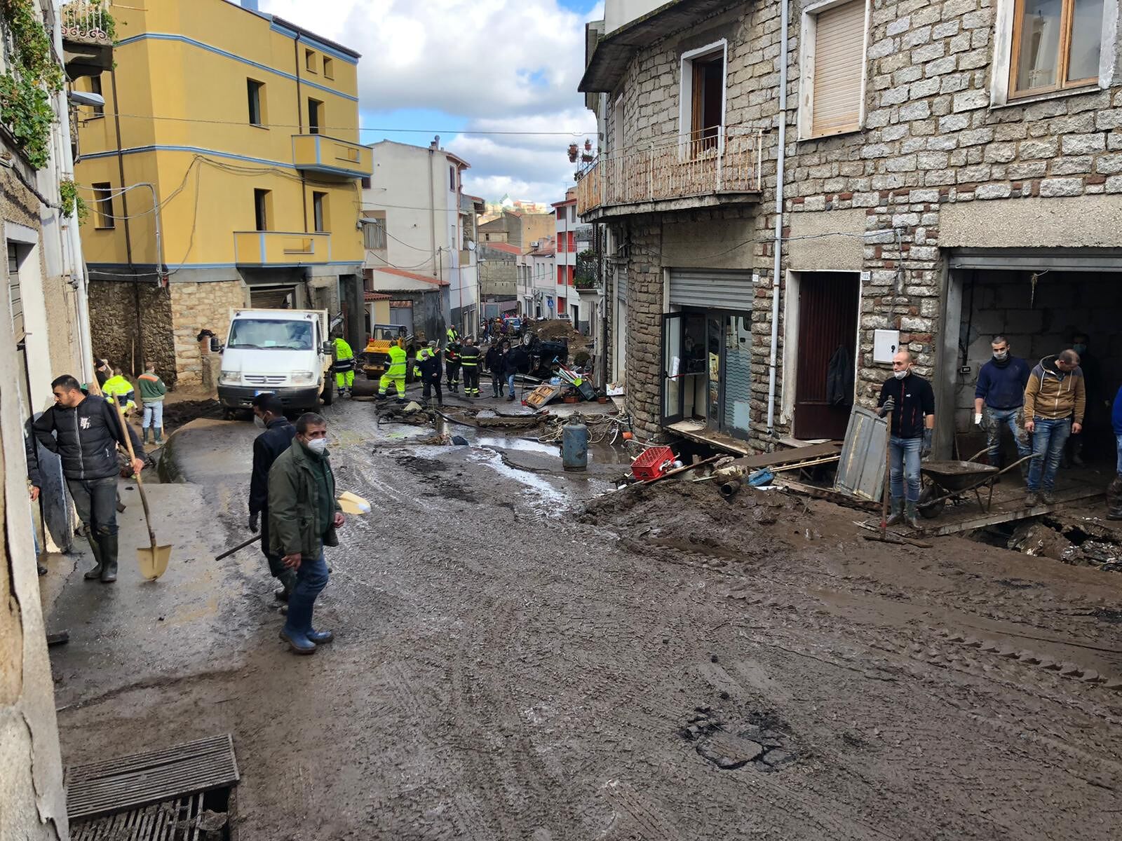 Il dolore immenso di Bitti, 3 giorni di lutto per le vittime dell’alluvione