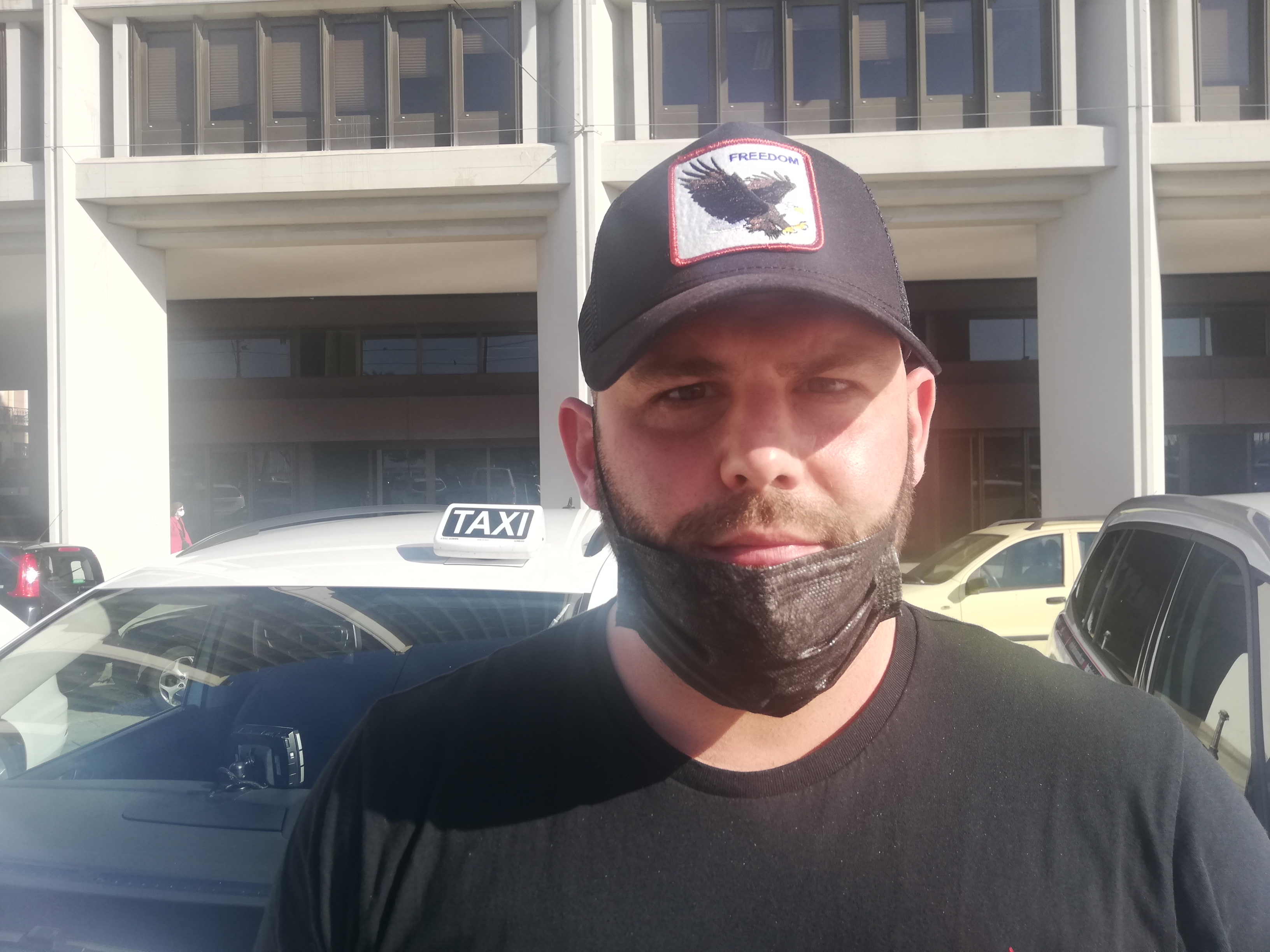 Corrado di Cagliari: “Col mio taxi ci mantenevo la famiglia, ora non ho i soldi per la benzina”