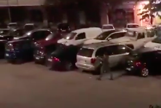 Atti vandalici in aumento, un uomo danneggia 56 auto con una spranga in ferro – VIDEO