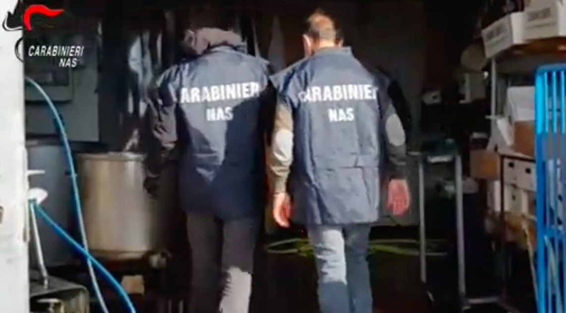 Carne suina lavorata in pessime condizioni igieniche: maxi sequestro tra Cagliari e Quartu (VIDEO)
