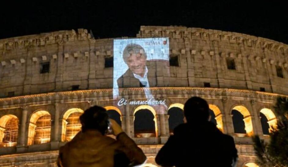 Addio a Gigi Proietti, il commovente omaggio a Roma: maxi foto sul Colosseo