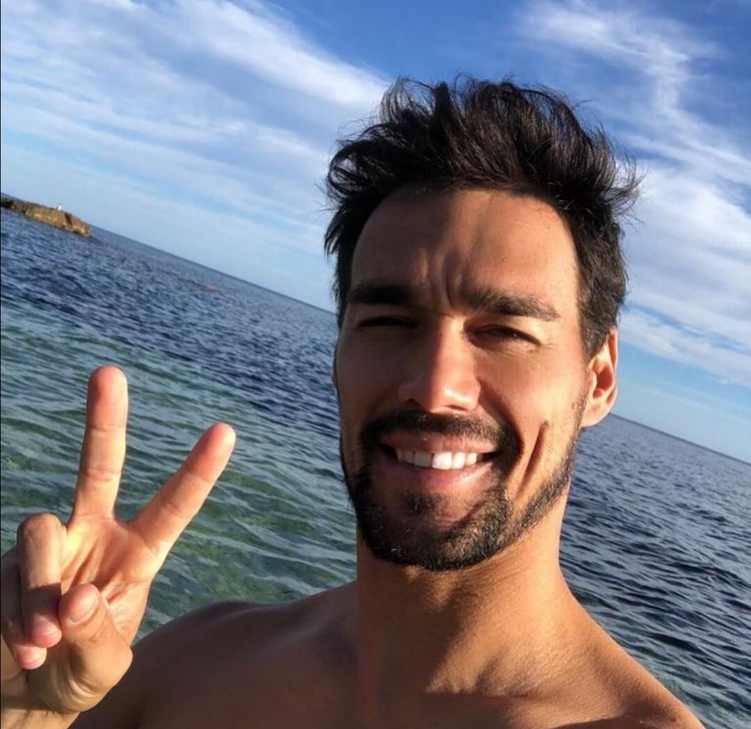 Fabio Fognini vince la “sfida” contro il Covid in Sardegna e festeggia con un selfie: “Finalmente”