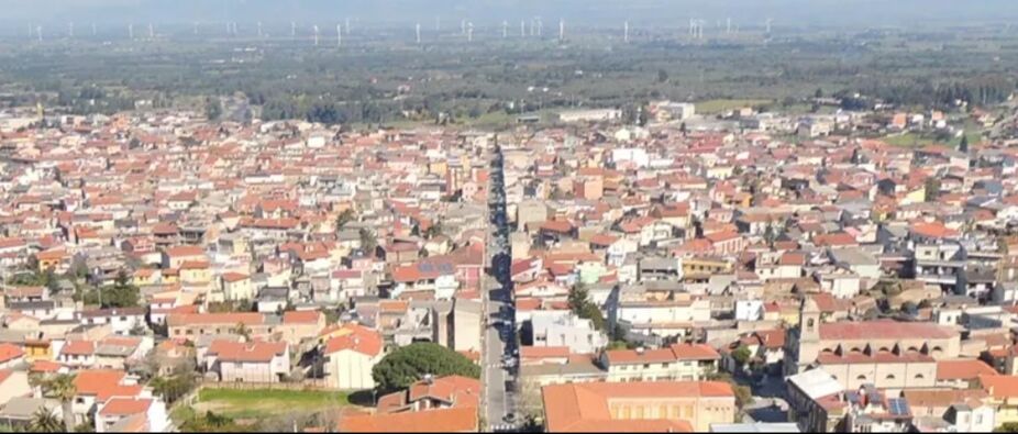 “Assembramenti in ogni dove” a Gonnosfanadiga: il sindaco chiude vie e piazze dalle 18