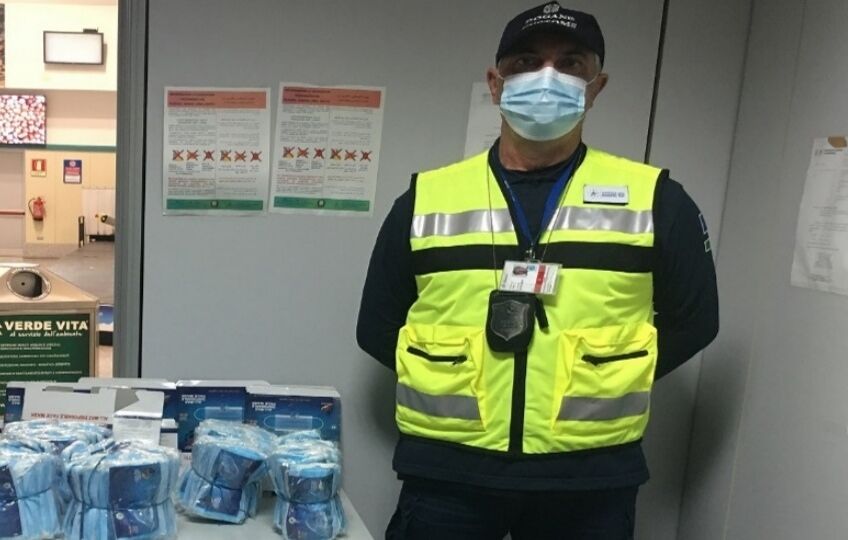 Sbarca in Sardegna con 990 mascherine chirurgiche “false”, bengalese denunciato alla procura