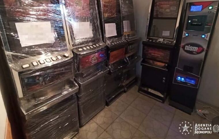 Slot machine accese nonostante i divieti anti Covid in 3 locali del Cagliaritano, scattano i sigilli