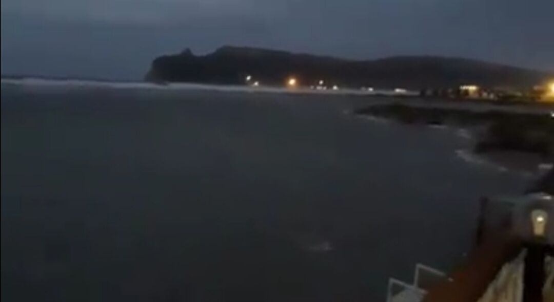 Maltempo, il vento “prende a schiaffi” Cagliari: maxi mareggiata al Poetto