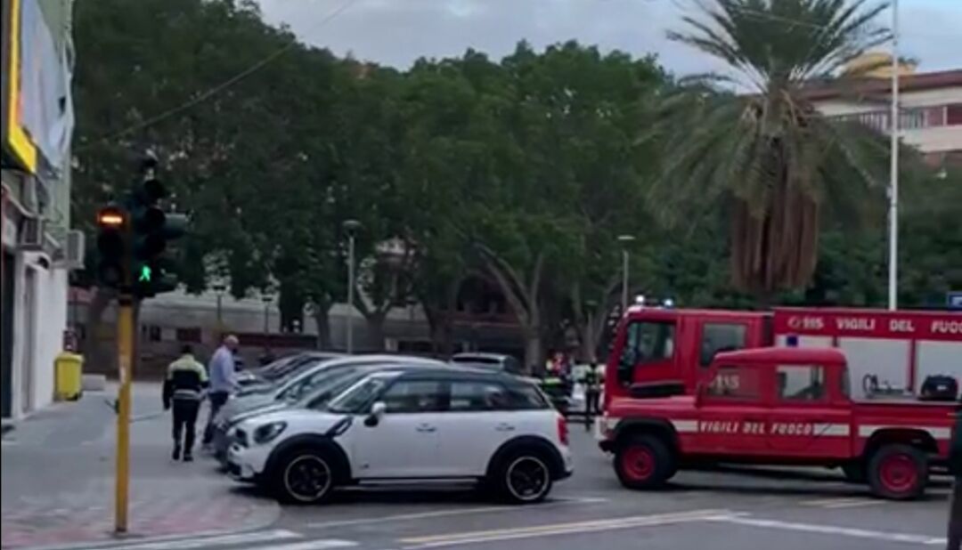 Alberi pericolanti e cartelloni staccati a Cagliari, danni per il forte vento (VIDEO)