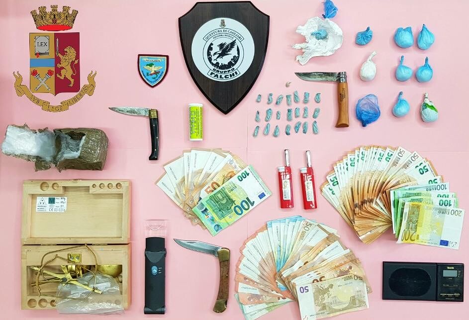 Cagliari, sorpresa nel passamano delle scale: spuntano 50 grammi di eroina, nei guai 47enne