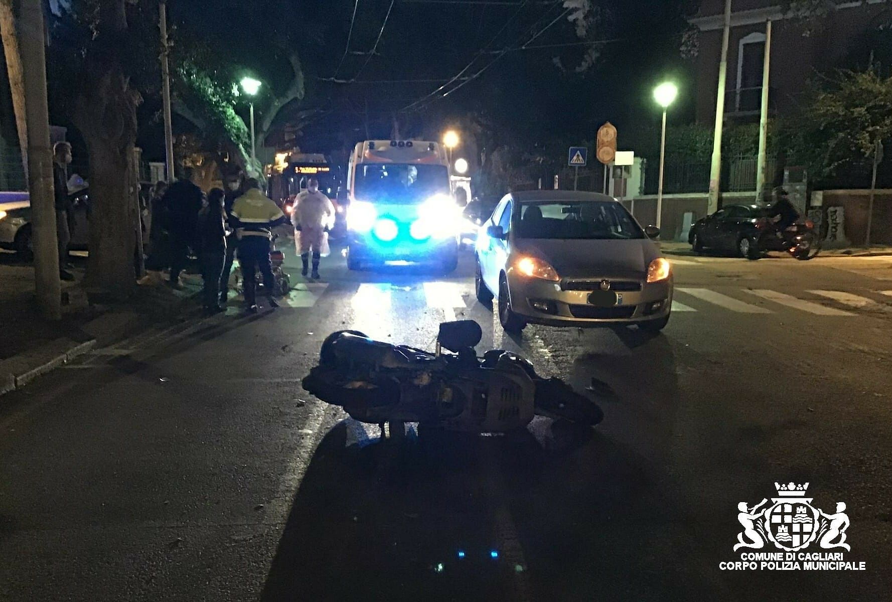 Incidente a Cagliari, auto contro moto in viale Merello: ferito un centauro
