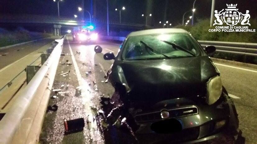 Cagliari, 22enne ubriaco si schianta sull’asse mediano con una carambola di 50 metri: ritirata la patente