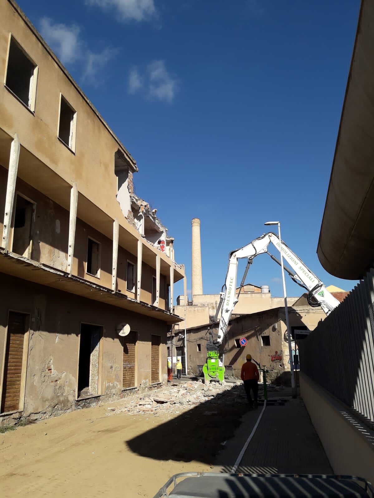 Selargius, scatta la demolizione dell’ex cinema Astra: “Una pagina di storia che si chiude”