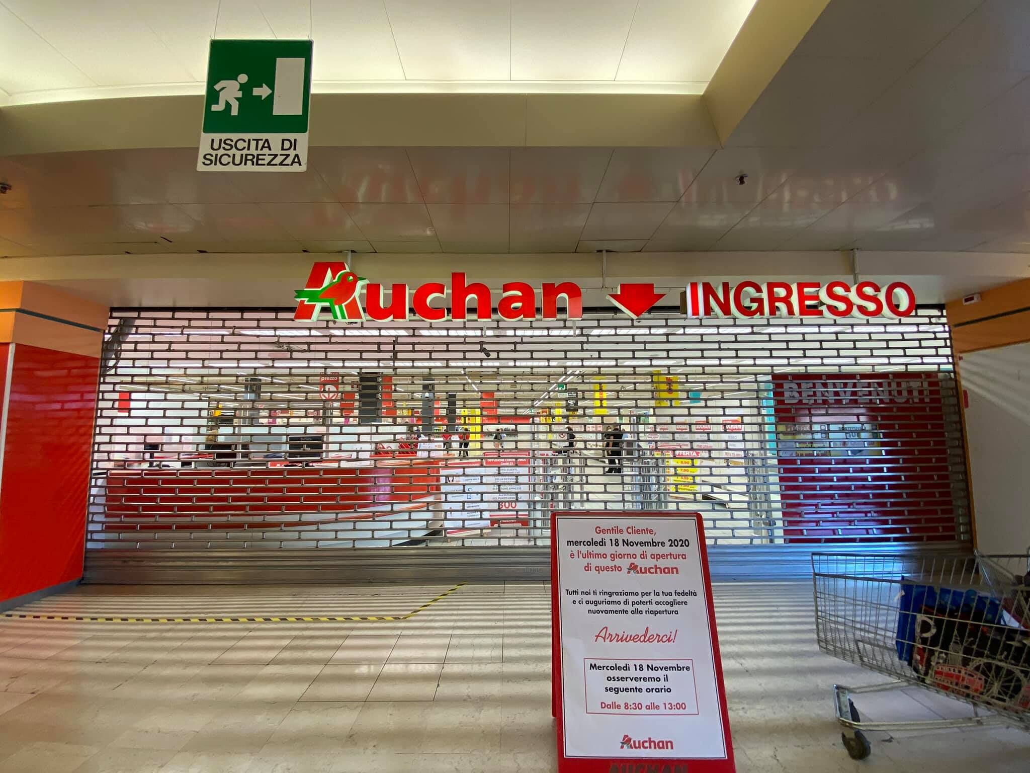 Cagliari, giù le serrande dell’Auchan a Pirri dopo 20 anni: ex dipendenti in lacrime