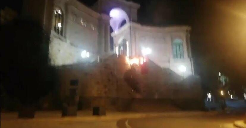 Cagliari, banda di teppisti brucia il tricolore al Bastione nella prima notte di coprifuoco