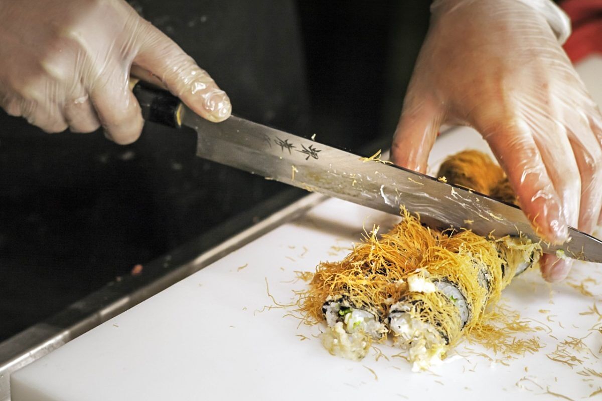 Insetti nell’area di preparazione del sushi, denunciato ristoratore cinese a Cagliari