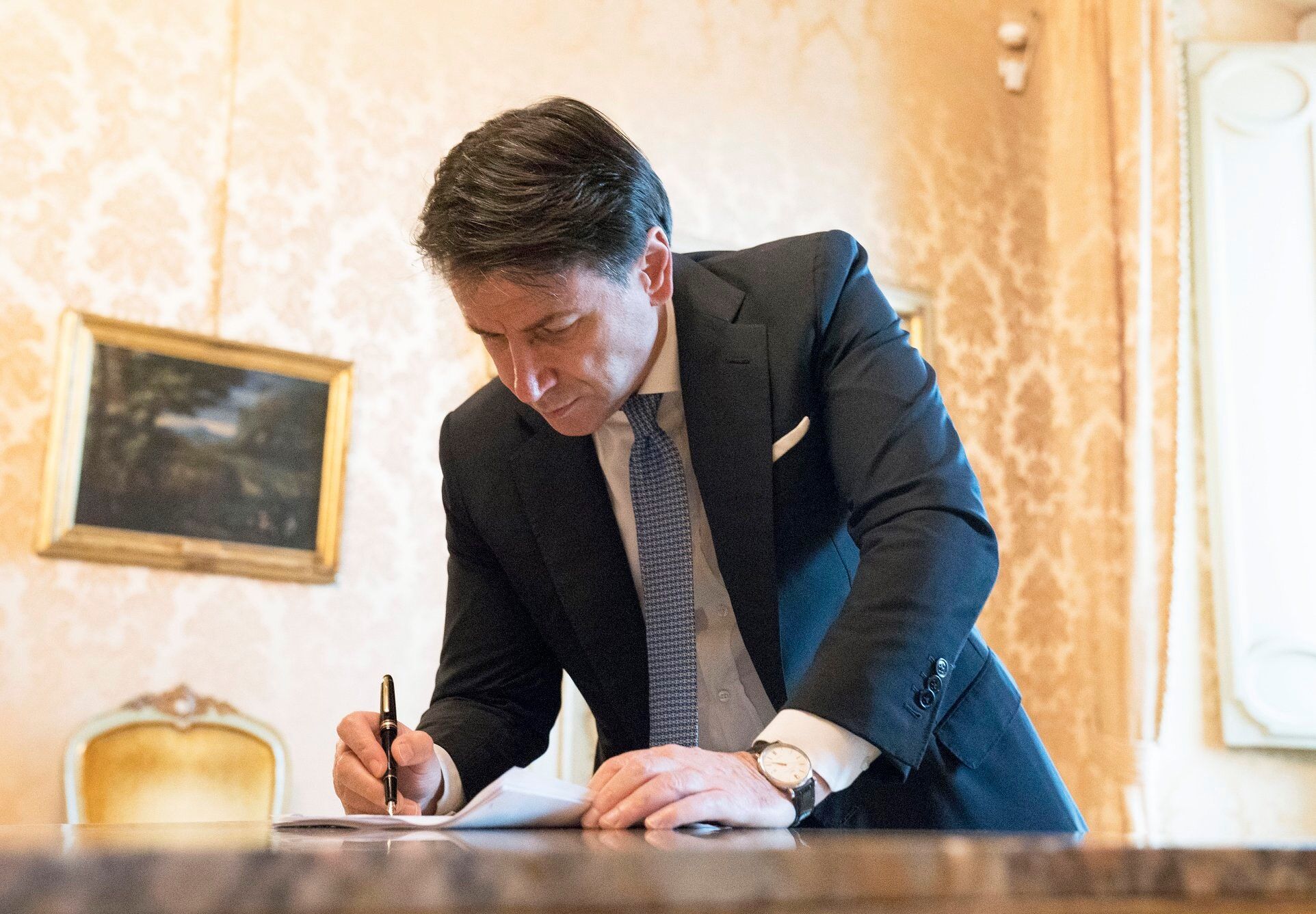 Conte, nuovo Dpcm: “Italiani tutti a casa a tarda sera, tre scenari di rischio e capienza bus al 50 per cento”