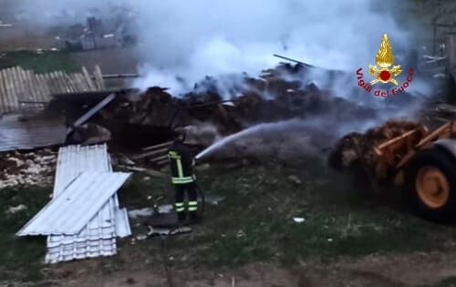 Maxi rogo a Dolinova, incenerito un deposito di attrezzi