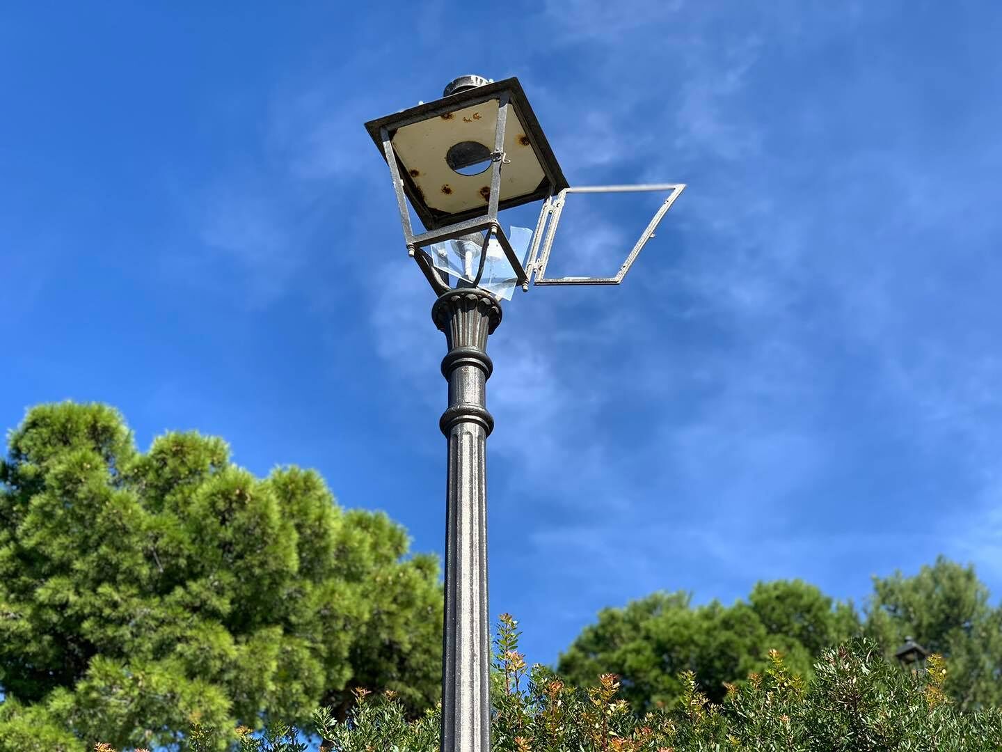 Cagliari, lampioni rotti a sassate: vandali scatenati nel parco di Bonaria