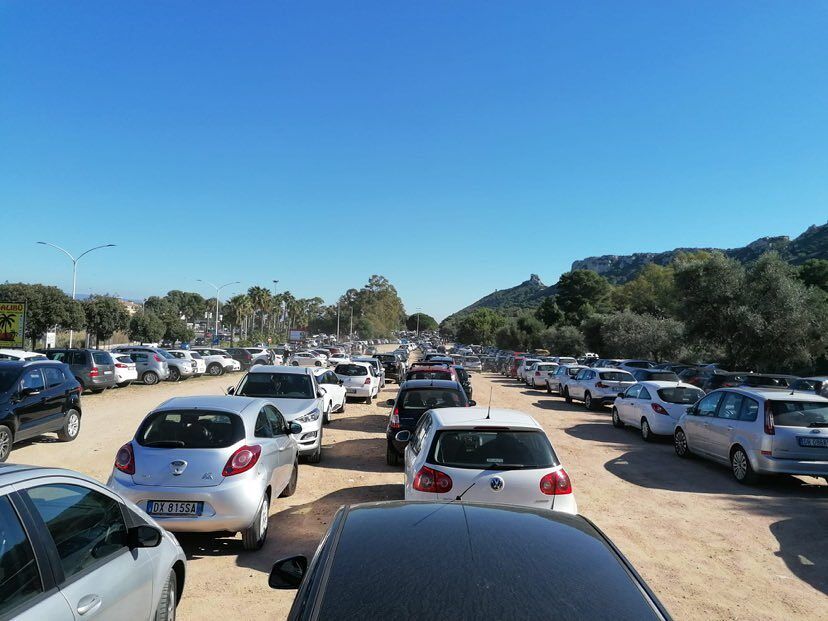 Cagliari, altro che auto lockdown: domenica boom al Poetto, in centinaia a prendere il sole