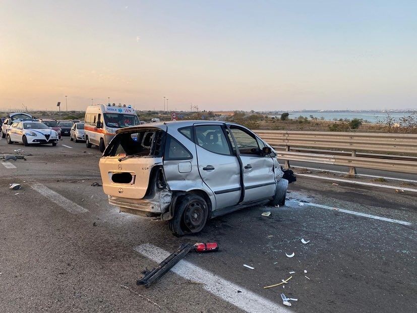 Cagliari, lo schianto tra due Mercedes nella “solita” curva maledetta della Sulcitana: un uomo in codice rosso