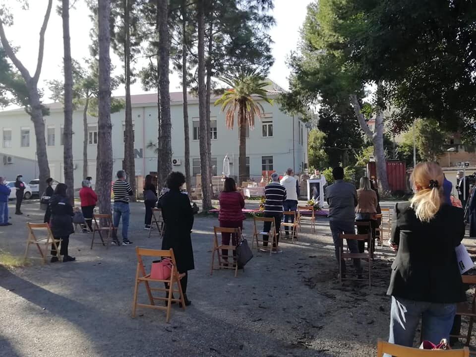 Cagliari, la Messa della commozione al Ss.Trinità: “Dal 9 settembre morte 80 persone, intere famiglie sono ricoverate qui”