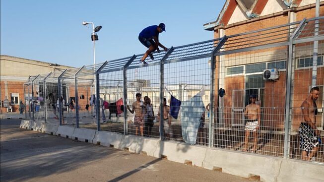 Monastir, caos al centro migranti: “Scontri violenti e risse, da 15 giorni niente tamponi ai nuovi sbarcati”