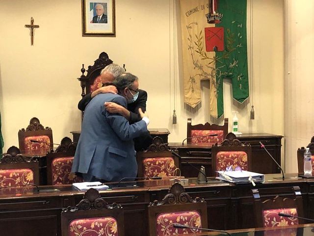 Quartu, lo storico abbraccio tra Delunas e Milia: “Graziano, ecco le chiavi del tuo ufficio da sindaco”