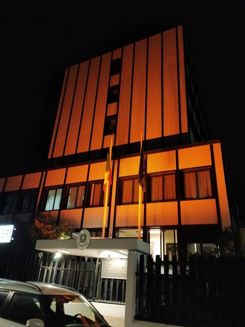 Cagliari, Orange the world: la facciata dei carabinieri si illumina di arancione contro la violenza sulle donne