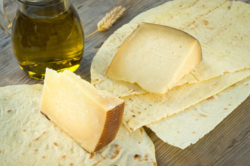 Il dono della Regione alle famiglie in difficoltà della Sardegna: il bonus pane e formaggio