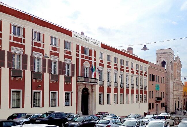 Cagliari, il nuovo look di palazzo Regio: la grande facciata diventa rossa