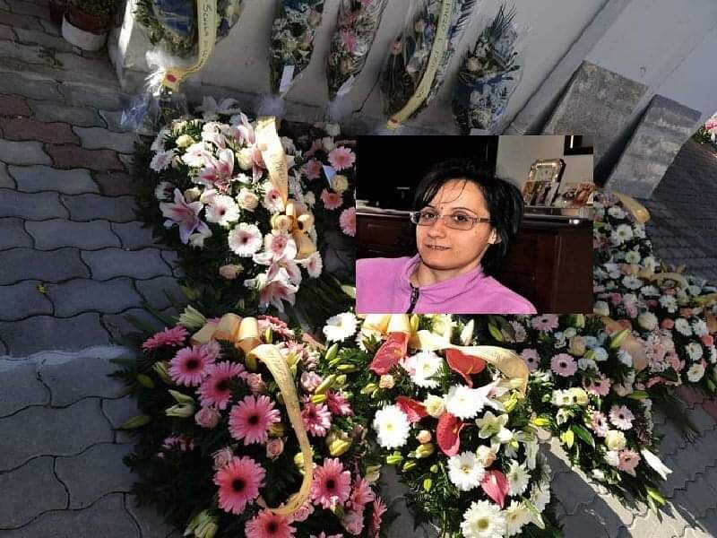 Fiori e palloncini bianchi a Ussana per mamma Simona, uccisa dal Covid a 39 anni