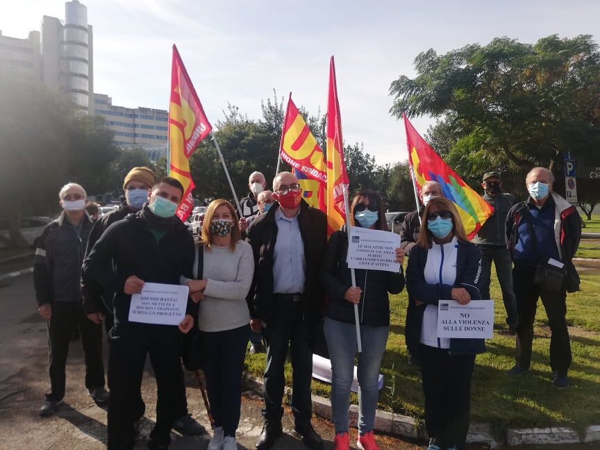 Cagliari, la rabbia degli infermieri: “Siamo allo stremo e ci danno il ‘contentino’ di 2 euro in più al giorno”