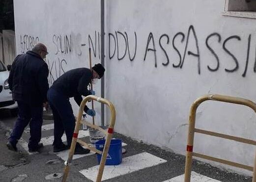 Cagliari, nel muro di villa Devoto scritte ingiuriose contro Solinas e Nieddu