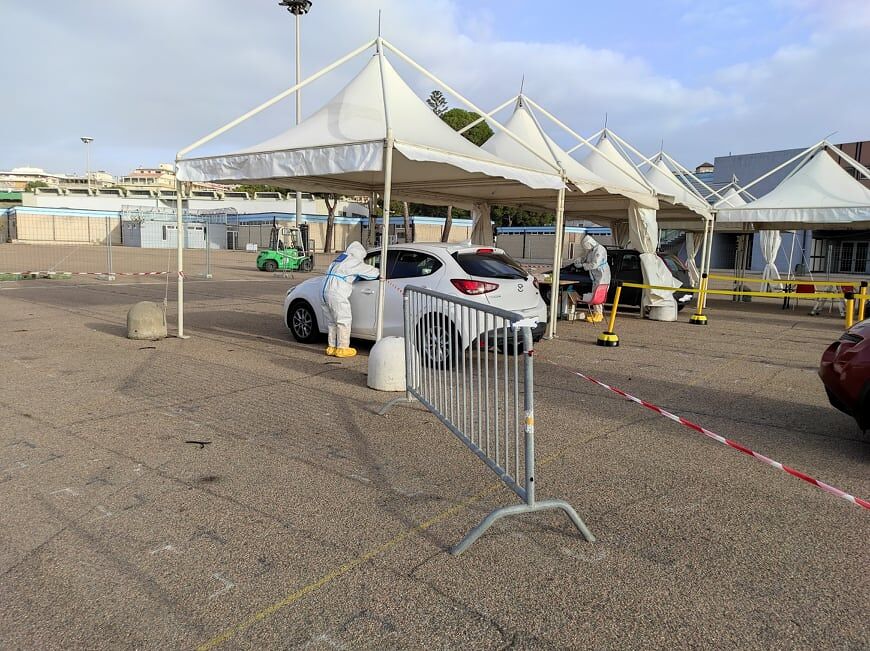 Cagliari, in coda dall’alba per i tamponi alla Fiera: “Trecento al giorno per due mesi”