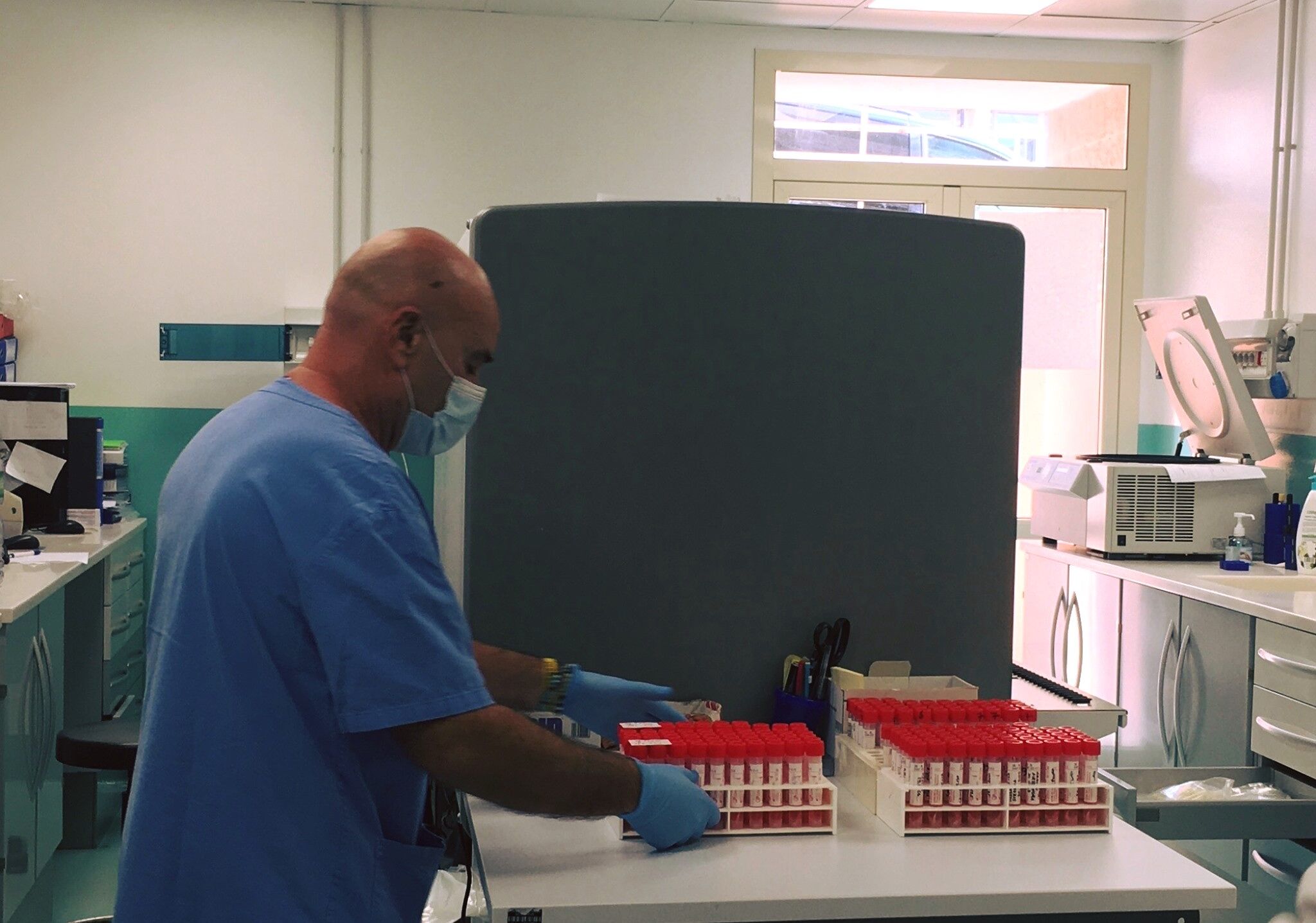 Sardegna, virus ancora oltre i 500 contagi oggi: muoiono 5 uomini e 7 donne