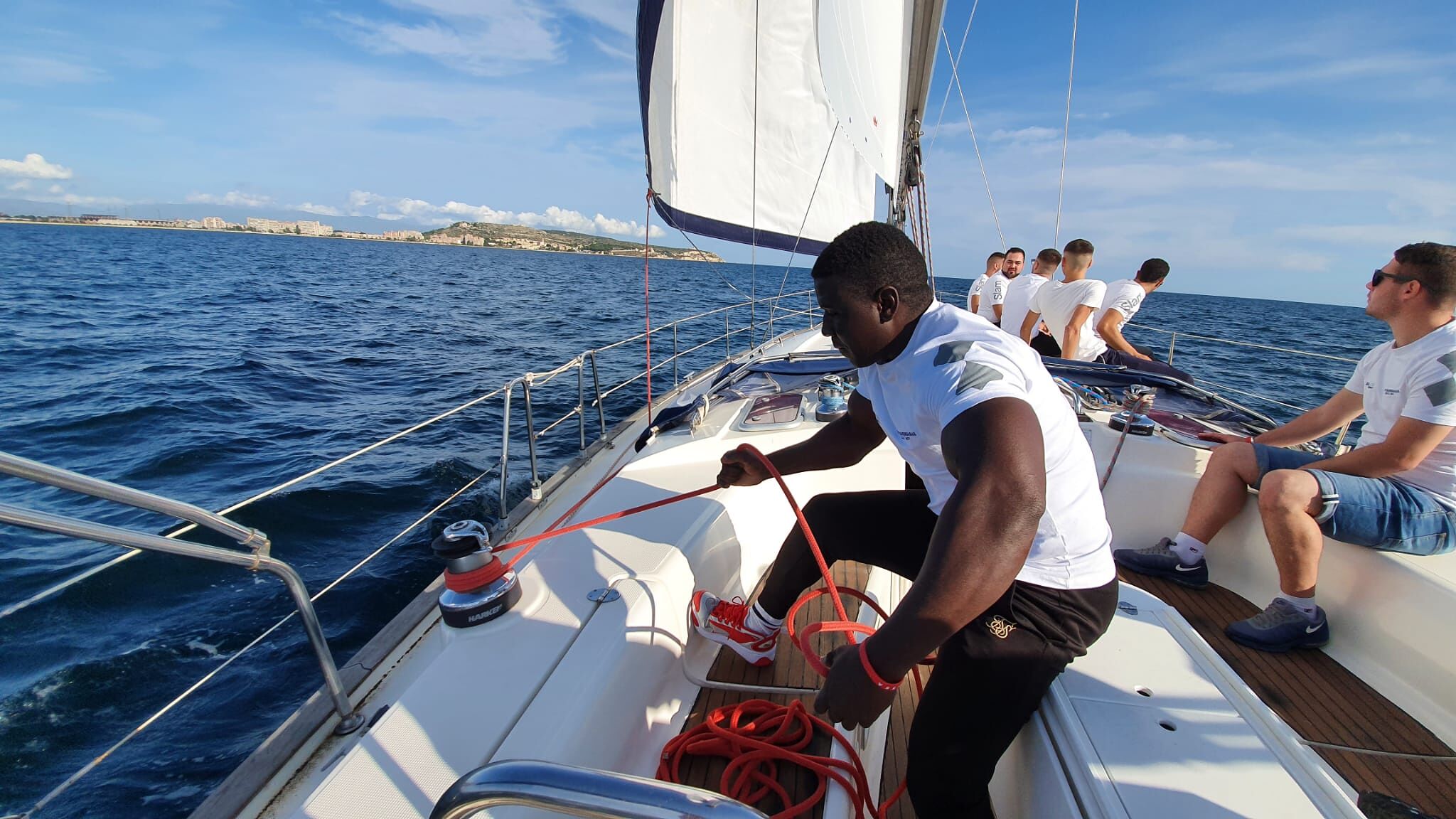Yahia: il ragazzo che non sapeva nuotare, arrivato in Sardegna con un barcone è ora skipper