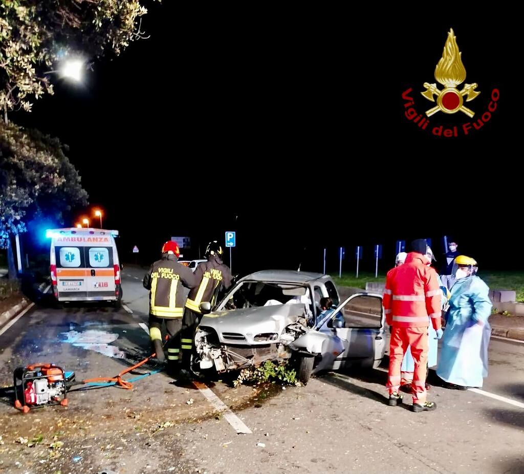 Incidente nella notte in viale Poetto, una persona è rimasta incastrata nell’abitacolo