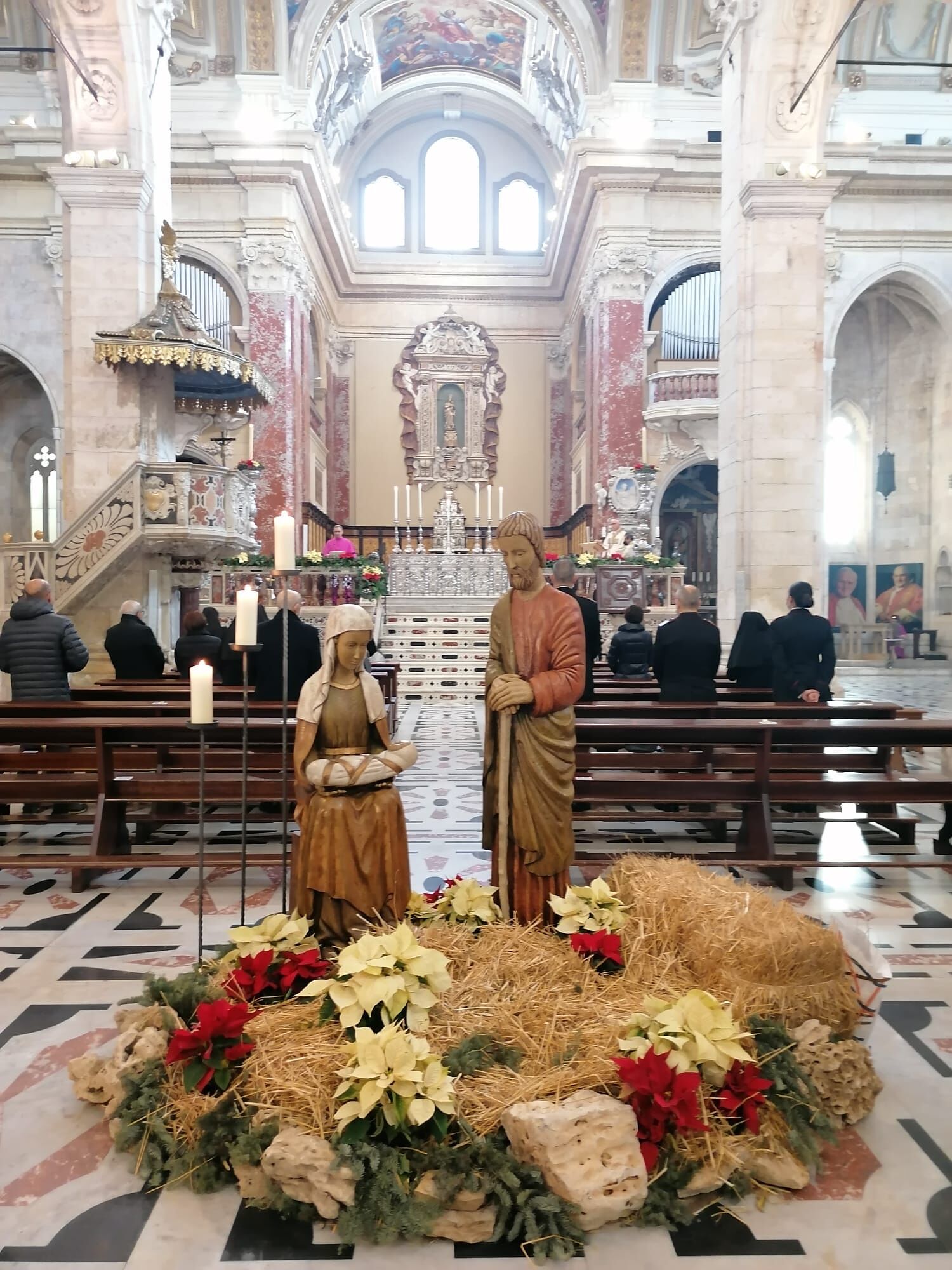 Messa di Natale in Cattedrale a Cagliari, il vescovo Baturi: “Il virus ci sta portando via l’aria”
