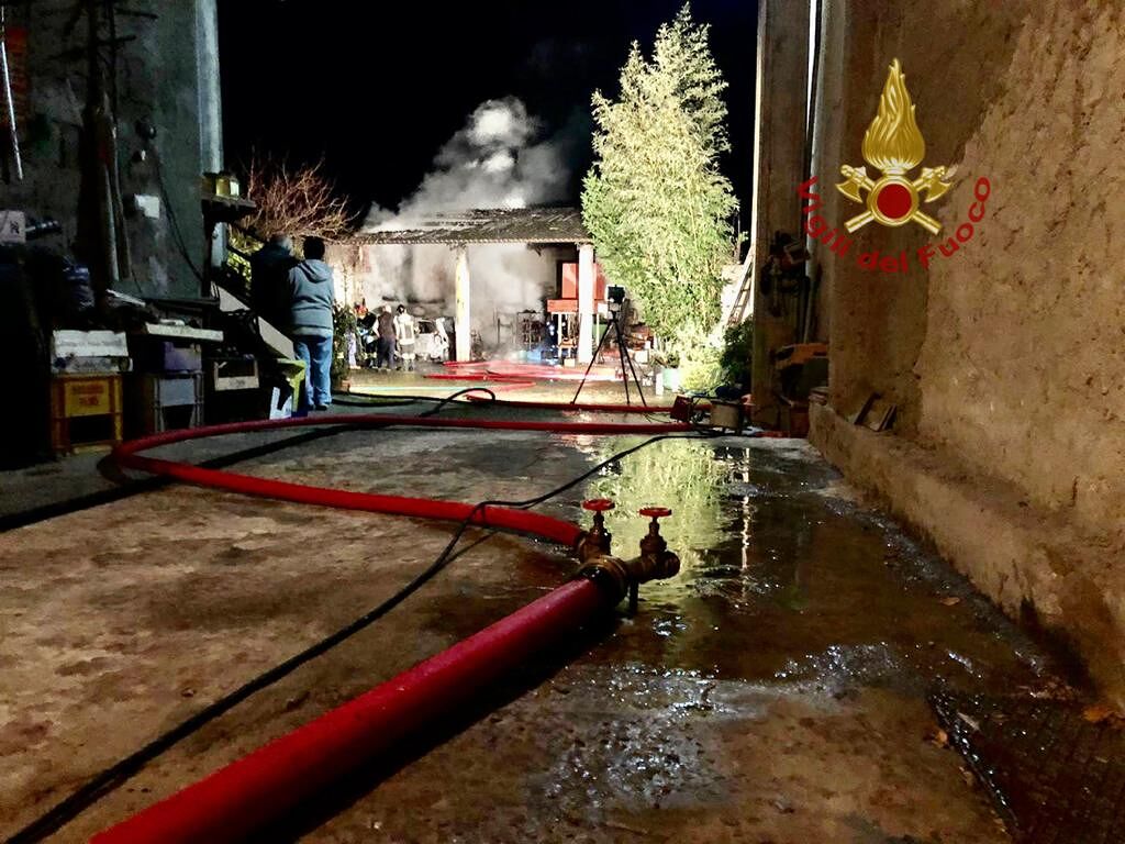Pimentel, un incendio in un capannone agricolo distrugge un’auto e un trattore