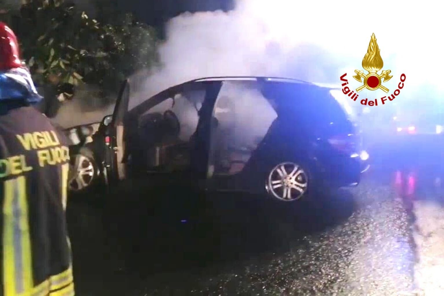 Fiamme nella notte a Mulinu Becciu, distrutta un’auto in sosta in via Tintoretto