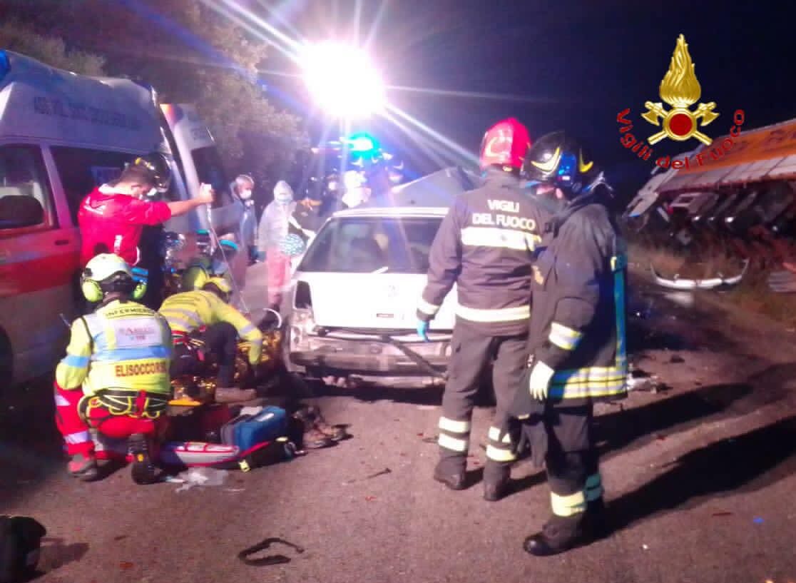 Tragico incidente sulla Sp 25, coinvolti un tir e due auto: un morto e un ferito grave