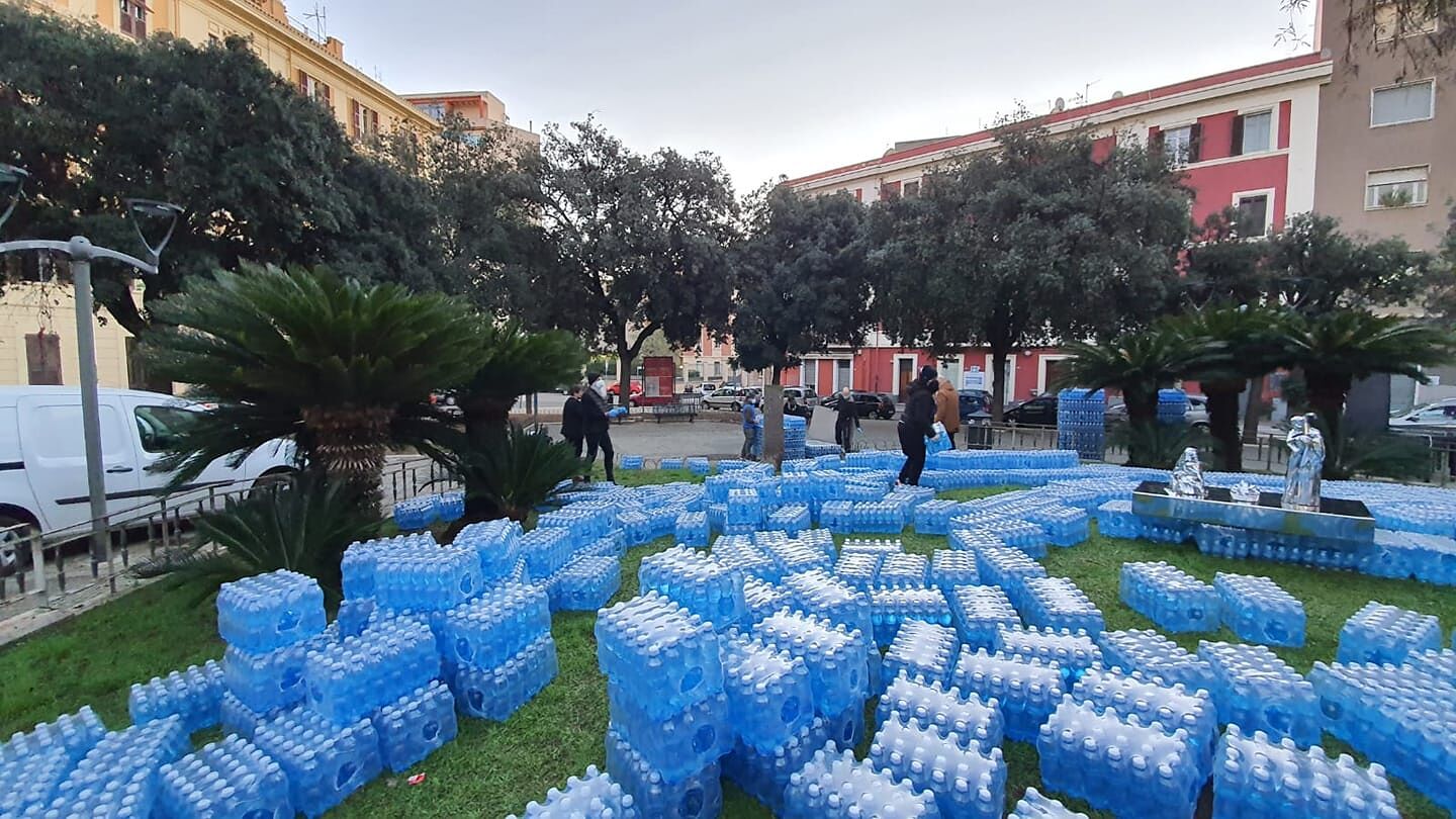 Cagliari, 50mila bottiglie accatastate e un presepe in cima: “Sarà illuminato da maxi luci”