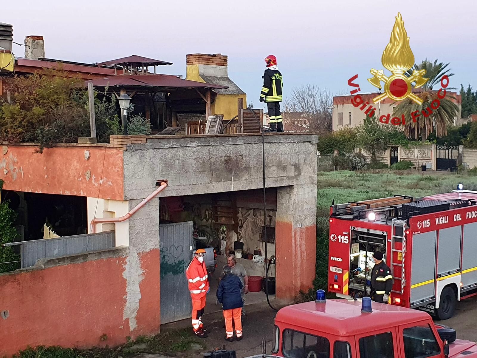 Paura a Dolianova per un incendio partito dal camino: cucina bruciata, ferito un 70enne