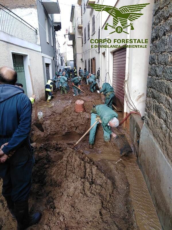Bitti, anche il Corpo forestale impegnato a rimuovere fango e detriti