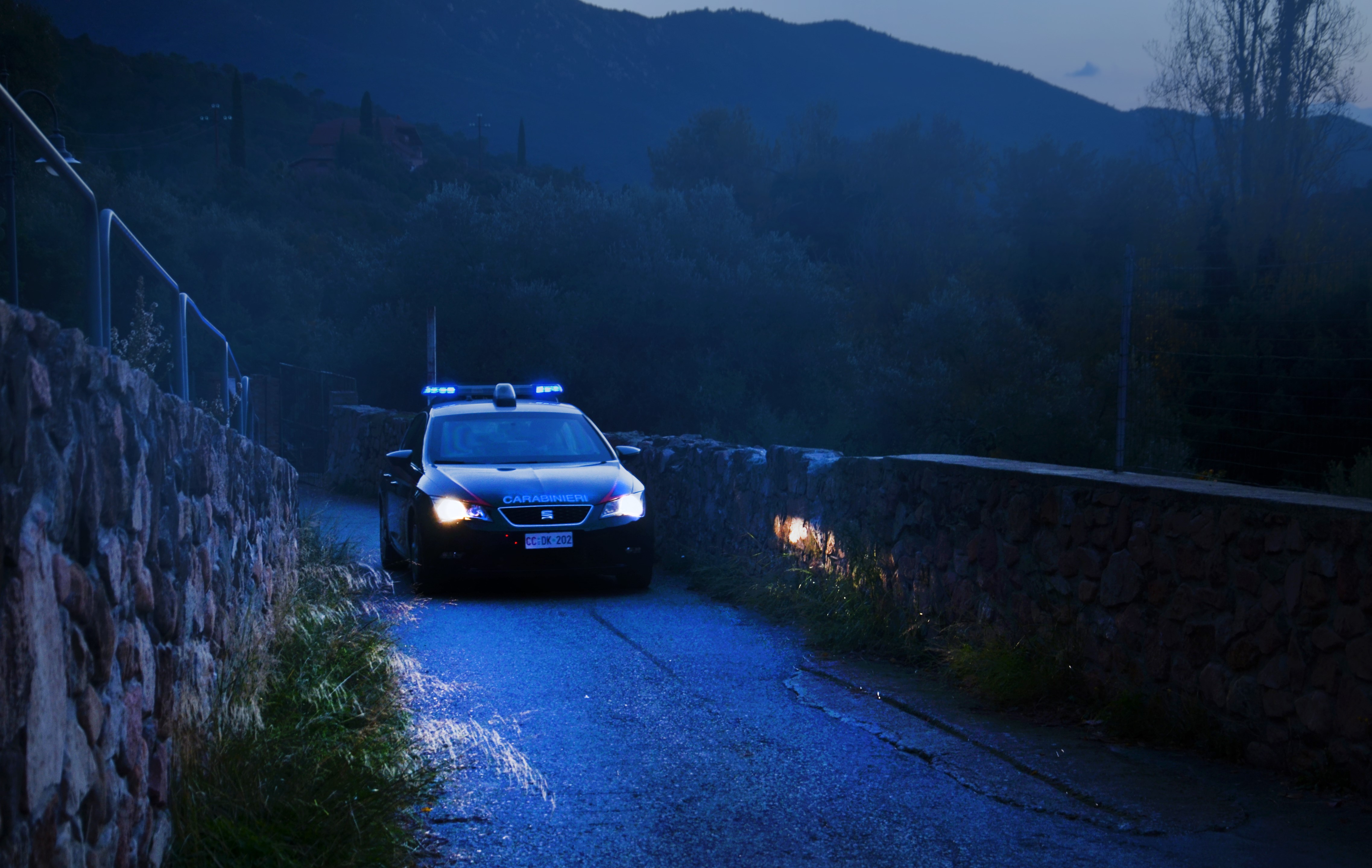 San Nicolò Gerrei, ruba denaro e oggetti personali da due auto: nei guai 19enne