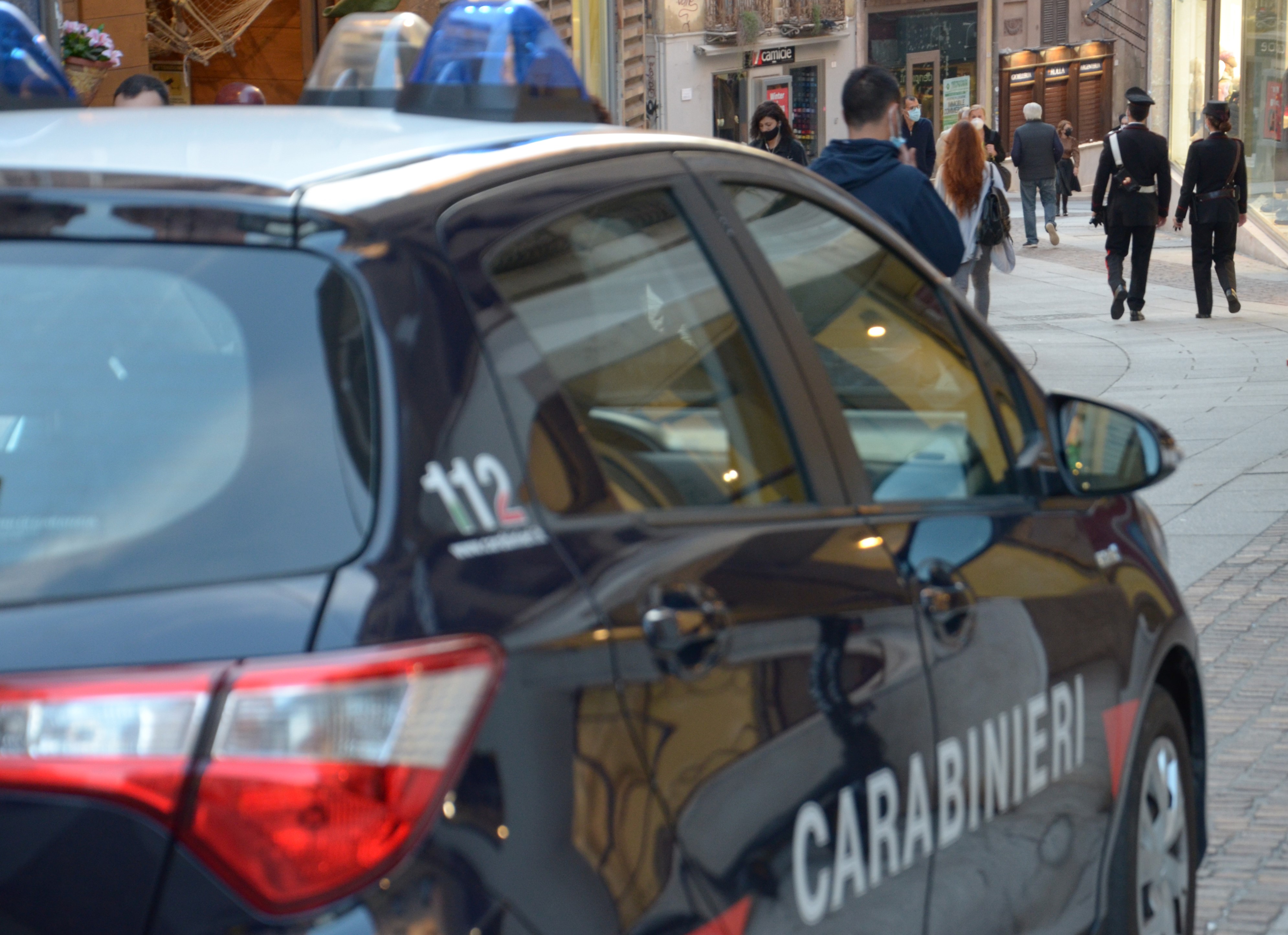 Tenta di rubare cosmetici in farmacia a Cagliari, ma la titolare se ne accorge e chiama il 112