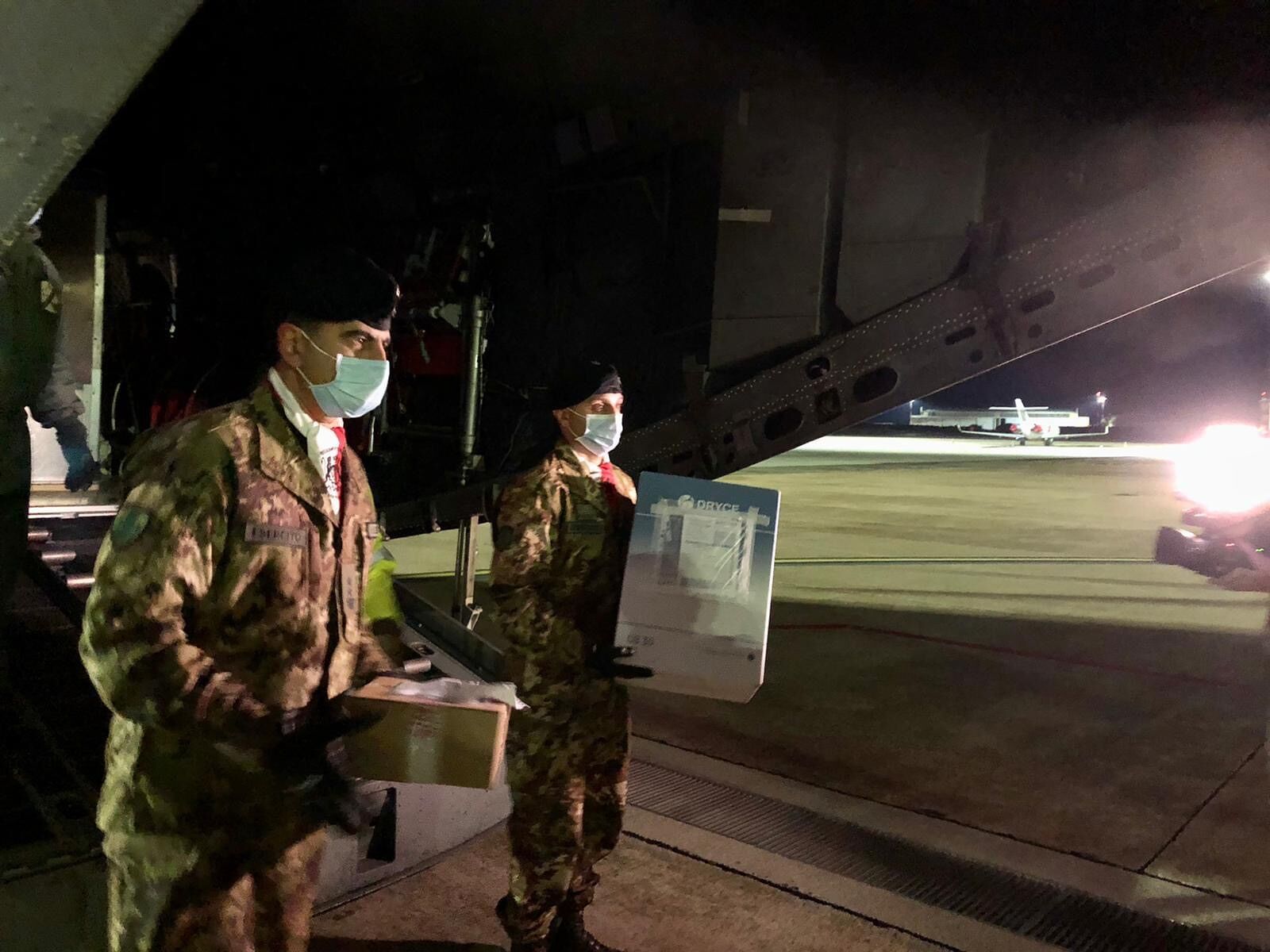 Eccolo, il vaccino in Sardegna: lo sbarco in un aereo a Elmas